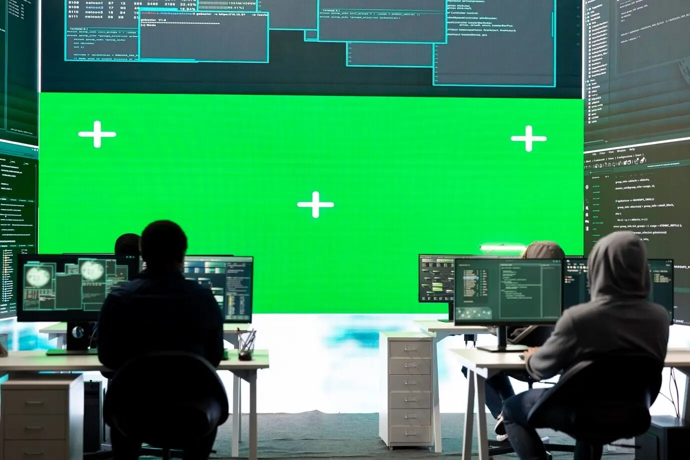 Эксперты по кибербезопасности работают с макетом на большом экране.